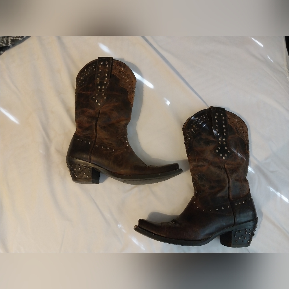 8.5 B ariat boots